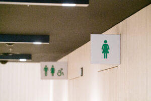 WC-Piktogramme für männlich, weiblich und Rollstuhlfahrer.