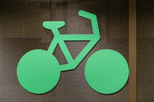 Großes Rad als Leitsystem-Piktogramm in der Tiefgarage.