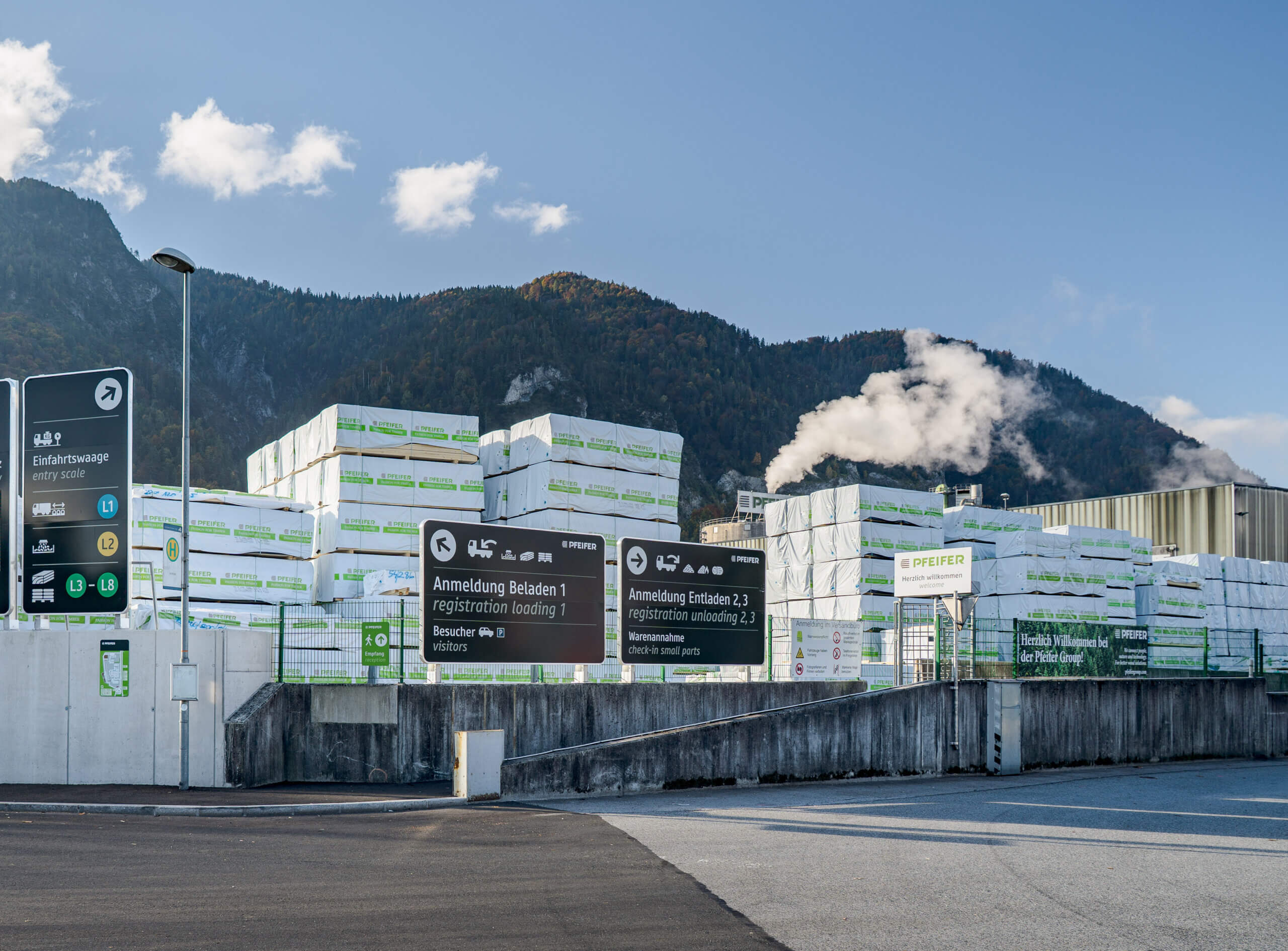 Übersicht und Information bei der Pfeifer Group an der Einfahrt.