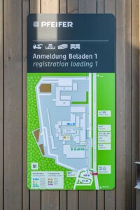 Signaletik Pfeifer Group Holz Übersicht zu Entladepunkten und Beladepunkten sowie Anmeldung am Gelände