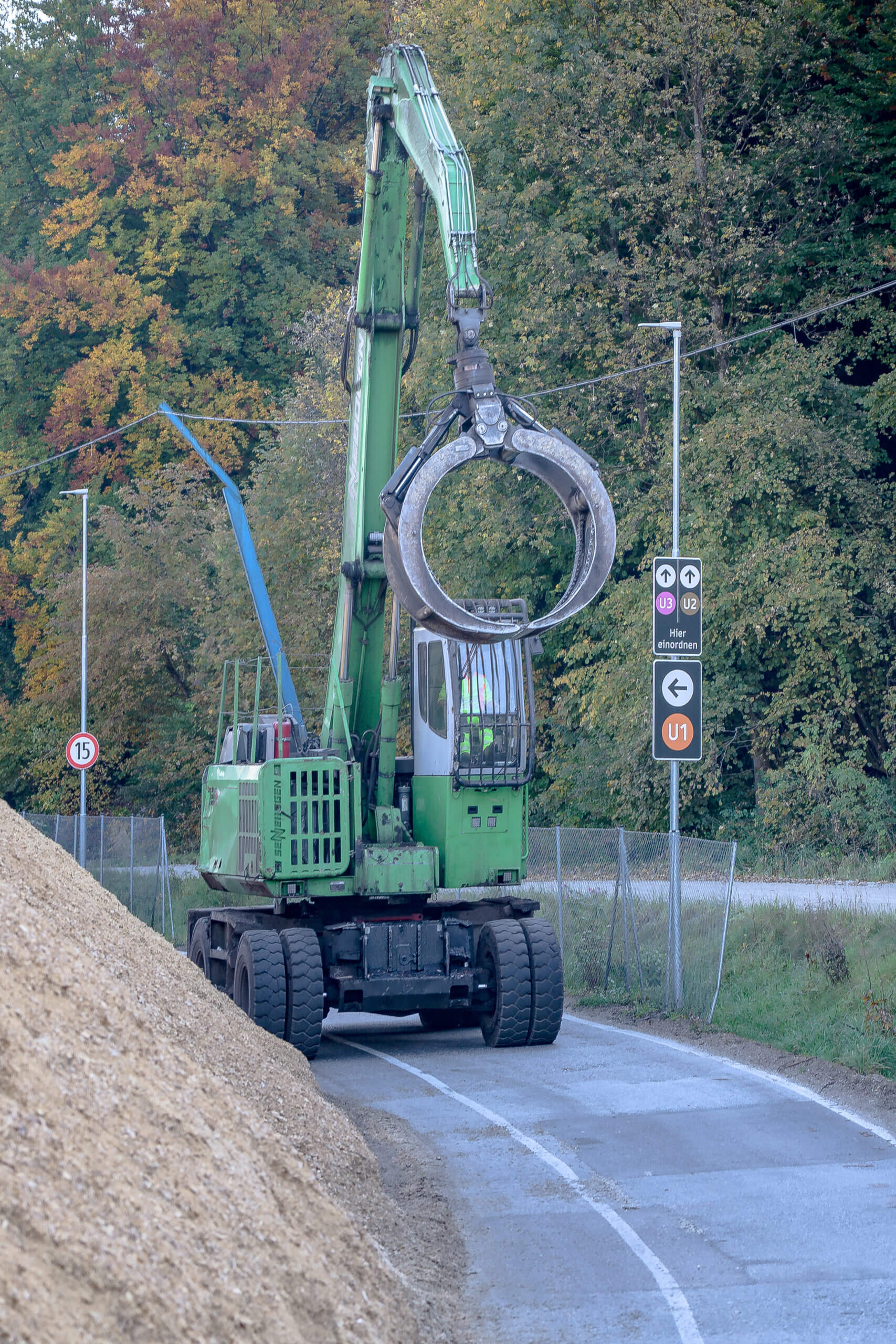 Leitsystem der Pfeifer Group Holz mit großen Hinweisschildern am Gelände