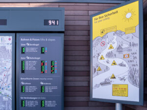 Sicherheitstafel sowie Pisten & Bahnen Information im Skicircus Saalbach Hinterglemm
